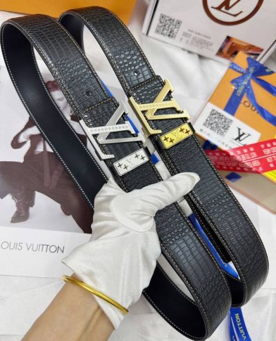 皮带：Lv..路易..威登顶级复刻. 腰带：原单品质百分百进口原厂头层牛皮，保证真皮。雕花镂空工艺.真空电镀.永不掉色.24K纯钢扣头层鳄鱼皮纹路双面两用专柜同