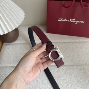 Ferragamo菲拉格慕现代经典 焕新演绎 双面双色设计彰显个性型格 配以抛光金色Gancini扣饰 镶式花边富有妙趣 增添精致活力 双面可用 宽2.5Cm