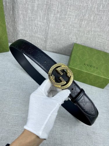 特 宽度4.0Cm 搭配原版皮带扣 、腰带以采用热压印技术的gucci Signature皮革精制而成，触感厚实，印花图案清晰分明带身点孔细节，反射gucci