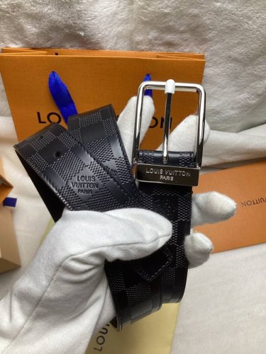 等级：原单专柜同步，原单扣头，原版包装.实物拍摄，绝对是头层牛皮货真价实 DDD 材料，小牛皮压格 DDD 编号：宽度 3.5 # DDD