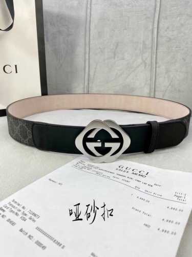 宽度4.0Cm Gucci 这款腰带在早秋系列中惊艳亮相，采用以标志性米色 乌木色组合呈现的品牌双G字母交织图案，与黑色皮革材质相得益彰。双G菱形砂扣采用做旧效