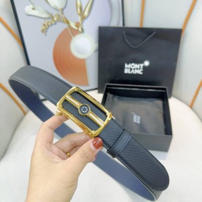 特 品牌：万宝龙 进口小牛皮，手感细腻柔软。搭配纯钢镶钻精品扣，自动扣男士必备！宽度：3.5Cm