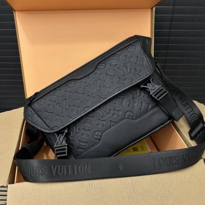 Louisvuitton 路易威登 Lv 牛皮邮差包 Voyage 手袋 翻盖单肩包 大容量印花斜挎包 经典百搭 实物拍摄 原厂原版面料 配送礼盒 防尘袋 22