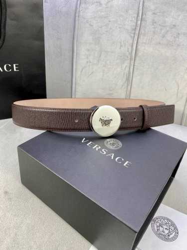 宽度4.0Cm 范思哲 此款牙签纹 腰带饰有标志性的Versace美杜莎头像扣，彰显品牌格调。是一款精美的衣橱必备单品。