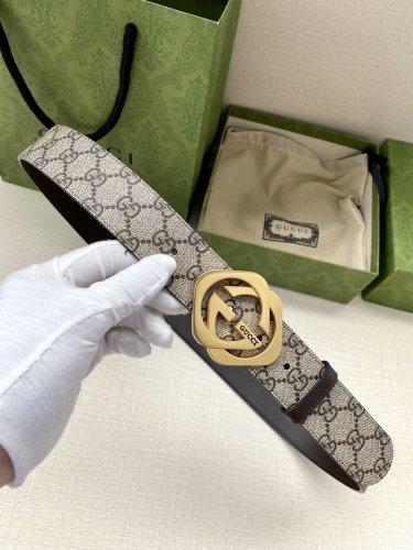宽度4.0Cm Gucci Marmont系列每一季都会推陈出新，为灵感源于70年代的标志性Gg配件注入现代精髓。Supreme帆布印花 腰带反面采用咖啡色原版