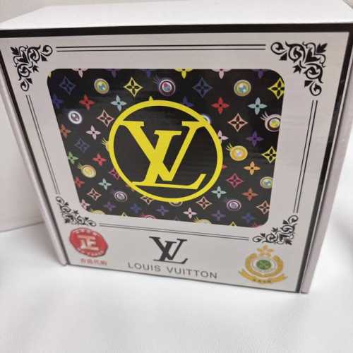 品名：LV..路易..威登 材质：原单牛皮腰带 百分百头层牛皮腰带保证真皮，24K纯钢扣，专柜原单品质、做工精细，时尚大牌，送人自用首选 包装： 请认准如图专柜