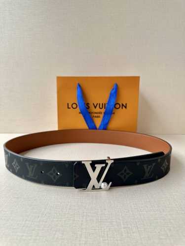-4.0宽 经过全新设计的标志性 Lv Pyramide 搭扣，搭配经典配色 Monogram Illusion 皮带。双面设计，轻松休闲的风格中散发出现代气息