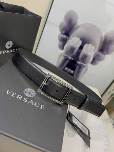 范思哲versace，这个经典的腰带由柔软的小牛皮制成，配有方形扣和精致的金属元素，路人上有希腊风格。3.5Cm宽