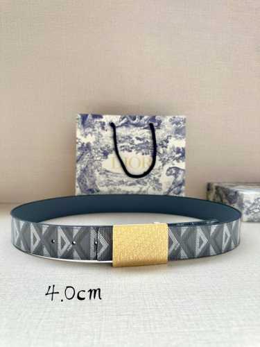 宽度4.0Cm Dior 这款 40 毫米双面腰带结合典雅气质与摩登风范。双面设计，一面采用灰色Cd Diamond 图案帆布 ，另一面采用同色调光滑牛皮革。C