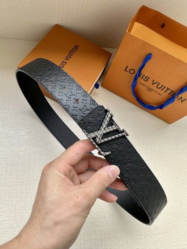 特 4.0宽 Lv Shadow 腰带拥有 Monogram Shadow 皮革的经典风尚和素面皮革的内敛格调 以摩登笔触焕新男士衣橱