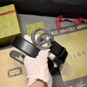 古奇 宽4.0Cm 新款 在为Gucci美学风格不断注入新灵感的盎然花园中，各种动物图案不断充盈繁盛，生动呈现灵蛇的鳞片结构，眼部水晶元素为这款单品打造迷人的点