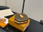 配折叠盒飞机盒 复刻版 尺寸：中宽22*19Cm Lv 圆饼包 圆头圆脑的， 高订！.原版黄皮. 非市场通货欢迎对比
