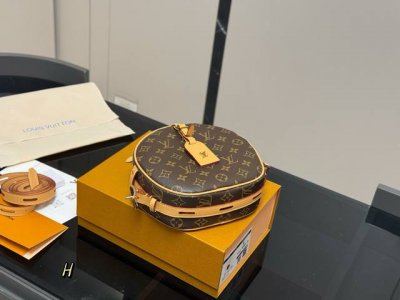 配折叠盒飞机盒 复刻版 尺寸：中宽22*19Cm Lv 圆饼包 圆头圆脑的， 高订！.原版黄皮. 非市场通货欢迎对比
