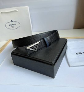 Prada 普拉达 专柜最新款 这款皮革腰带设计简约而不失精美 三角形搭扣辅以涂珐琅金属刻字徽标 映现品牌格调隽永的皮革材质经多年演变 己然成为Prada匠心工