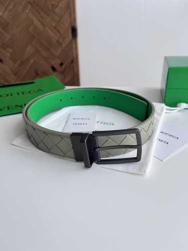 Bv 2025最新款男士编织腰带 双面用 纯手工Intreccio大格子编织 双面意大利小牛皮搭配真空枪色可旋转针扣 皮带宽度35Mm 颜色: 洞石绿鹦鹉绿