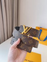 特 Lv 这款经典而又魅力恒久的腰带外型宽大，带扣和牛仔装相得益彰，彰显一派休闲气息。易搭配各类服饰；经典不过时。宽度：40M