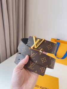 特 Lv 这款经典而又魅力恒久的腰带外型宽大，带扣和牛仔装相得益彰，彰显一派休闲气息。易搭配各类服饰；经典不过时。宽度：40M