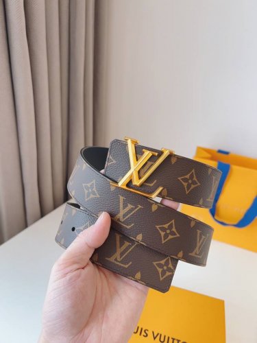 特 Lv 这款经典而又魅力恒久的腰带外型宽大，带扣和牛仔装相得益彰，彰显一派休闲气息。易搭配各类服饰；经典不过时。宽度：40M