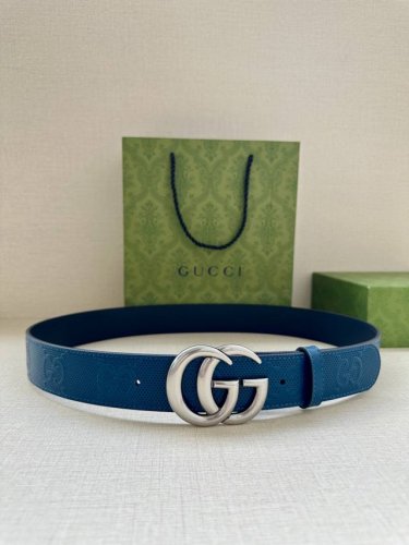 特 宽度4.0Cm Gucci 这款单品将品牌的过去与未来贯通在一起，以现代风格的全新设计诠释了经典设计元素。Guccio Gucci字母交织图案巧妙融入纹理和