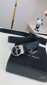 Armani这款正反两用腰带优雅而百搭，一面采用了光滑小牛皮，另一面则由粒面皮革制成。本款配有金属扣。3.5Cm宽