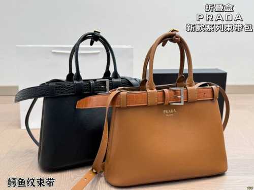 折叠盒 普拉达 Prada 新款束带包 鳄鱼纹束带 有没有被这款Belt 束带手提包惊艳到呢 简练挺括的梯形外观 简直就是时尚界的一股清流！ 优雅与功能兼备实用