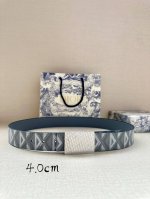 宽度4.0Cm Dior 这款 40 毫米双面腰带结合典雅气质与摩登风范。双面设计，一面采用灰色Cd Diamond 图案帆布 ，另一面采用同色调光滑牛皮革。C