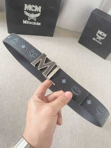 特P200 Mcm：这款Claus双面腰带的正面采用标志性Visetos经典花纹帆布制成，反面则由小牛皮头层皮制成。标志性的纯铜五金M字搭扣采用可拆卸设计，使这