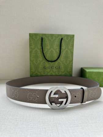 宽度4.0Cm Gucci 这款单品将品牌的过去与未来贯通在一起，以现代风格的全新设计诠释了经典设计元素。Guccio Gucci字母交织图案巧妙融入纹理和材质 - 点击图像关闭