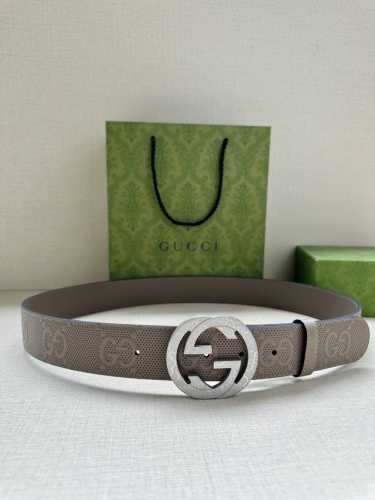 宽度4.0Cm Gucci 这款单品将品牌的过去与未来贯通在一起，以现代风格的全新设计诠释了经典设计元素。Guccio Gucci字母交织图案巧妙融入纹理和材质