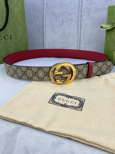 宽度4.0Cm Gucci 双面腰带，一侧为gg Supreme帆布，反面一侧为枣红色头层小牛皮。配以互扣式双g钢扣采用真空电镀 厚度6.0Mm