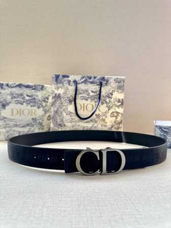 宽度3.5 Cm Dior 迪奥两面腰带款式迷人多样，采用多种材质精心打造，为各式廓形增添点睛之笔，彰显优雅醒目的气质。向迪奥钟爱的细节艺术致敬，彰显非凡的高雅 - 点击图像关闭