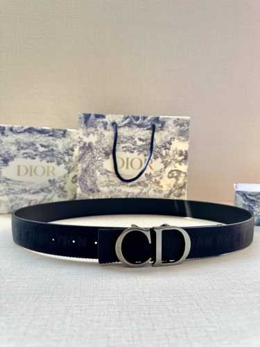 宽度3.5 Cm Dior 迪奥两面腰带款式迷人多样，采用多种材质精心打造，为各式廓形增添点睛之笔，彰显优雅醒目的气质。向迪奥钟爱的细节艺术致敬，彰显非凡的高雅