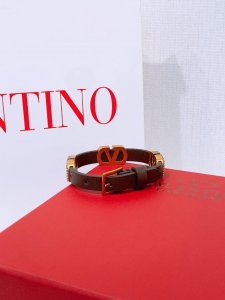 Valentino皮手环 Valentino华伦天奴手链 手环 双面头层牛皮 皮质柔软，黄铜金属 水钻点缀其中的V Logo金属让人喜欢， 太酷帅啦！均码。