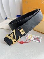 品名： Lv..路易..威登腰带皮带原单 型号：挂扣，经典纯钢材质字母挂扣，头层牛皮，图片实物拍摄 材料：头层牛皮，挂扣系列，纯钢材质扣头，钯镀电镀工艺永不掉色