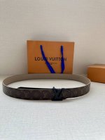 3.0宽Lv Flowergram Round 双面腰带以新颖视角解读路易威登经典元素，令圆瓣 Monogram 花卉化为瞩目金属搭扣。Monogram Emp