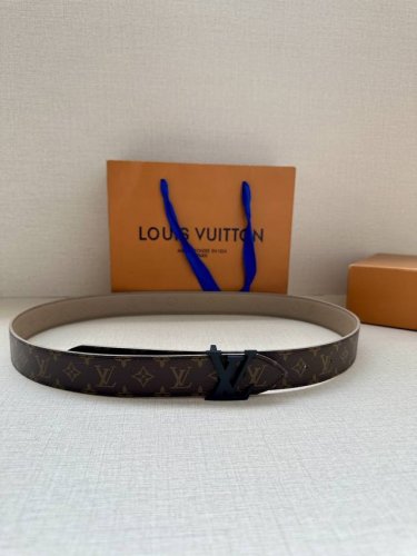 3.0宽Lv Flowergram Round 双面腰带以新颖视角解读路易威登经典元素，令圆瓣 Monogram 花卉化为瞩目金属搭扣。Monogram Emp