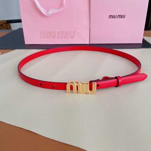 特 Miumiu新款同步，1.5Cm宽度City Calf小牛皮材质纯铜金属搭扣，饰有大号金属刻字徽标赋予此款极简主义风格的皮革腰带明丽气息。皮革腰带环设计提升