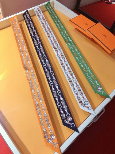 Phms2276 爱马仕 Harnais En Rosace 丝带 以文艺复兴风格的几何图案，注入自己的独有风格，解放玫瑰花窗的轮廓，打破其对称性，大量的马衔、