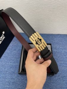 品牌 万宝龙 550 描述 双面原版皮 这款饰有带扣的腰带配以水牛皮衬里 覆以Monogram 牛皮 展现细腻的品牌特质 是牛仔裤的理想配件 字母带扣 3 5宽