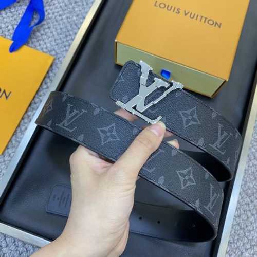 特 驴家Lv早春新品 原单品质 宽度3.8Cm 双面可用 全新摩登时尚的帆布衬托原厂小牛皮底 搭配经典而精致的搭扣设计