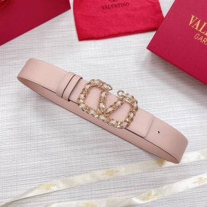 配送专柜全套包装 等级：专柜同步.原版包装.代购级别 材料：Valentino 此款采用进口原版皮搭配纯铜经典V字扣 多色可选 双面用设计 时尚潮流 专柜宽度：