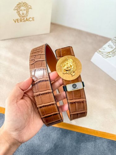 品名：Versace.范思哲原单腰带 皮带 DDD 型号：挂扣，经典人头纯钢材质扣头，头层牛皮，图片实物拍摄 DDD 材料：百分百头层牛皮，保证真皮。24K纯钢