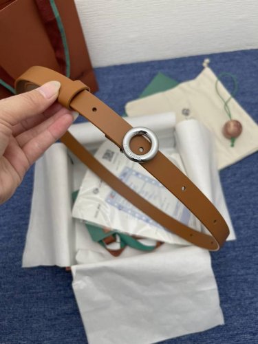 品牌：Loro Piana 诺悠翩雅 特 正品尺寸经典男士休闲腰带，柔软alsavel制成，镀钯金属扣带有loro Piana标志 全新推出 面
