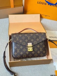 复刻版 牛皮 全钢 Lv MéTis 邮差包 复刻版 牛皮 邮差包老花手提单肩斜挎包，优雅低调的外形设计和宽敞的包身更加入了实用性，Lv闪亮的纯钢金色五金配件-