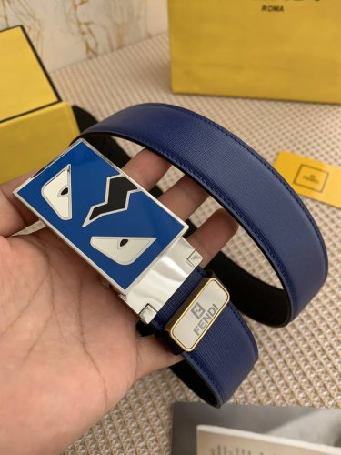 品名：芬迪.Fendi原单 型号：挂扣，原版经典纯铜精品磨胶旋转挂扣，实物拍摄，双面头层牛皮 材料：百分百头层牛皮，保证真皮。专柜同等质量，纯铜磨胶旋转挂扣，双
