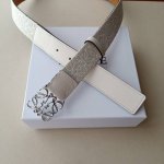 品牌:罗意威 价格:特 尺寸:带宽32Mm 正品尺寸 五金材质:专柜精品扣，真空电镀，工艺精细 带身材质:天然头层牛皮，质感十足，手感柔软。时尚个性，经典百搭！