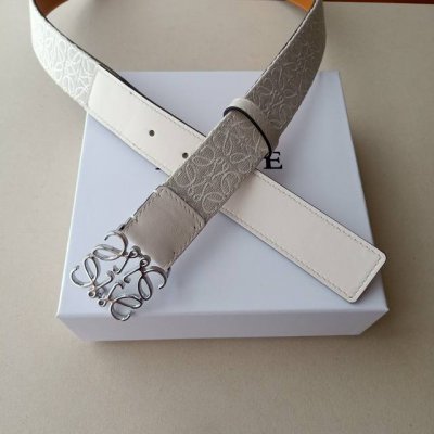 品牌:罗意威 价格:特 尺寸:带宽32Mm 正品尺寸 五金材质:专柜精品扣，真空电镀，工艺精细 带身材质:天然头层牛皮，质感十足，手感柔软。时尚个性，经典百搭！