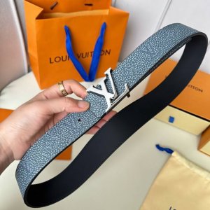 特 片裝1 寬：40Mm 驢家 寬度40Mm Ss今季專櫃在售新品 男款 意大利進口荔枝紋飾有Logo標識圖案 背面則以低調的純黑色頭層小牛皮打造而成 搭配新款