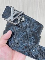 4.0宽 2025新款以天然小牛皮搭配路易威登特色设计元素的Lv pyramide 腰带，时尚新潮，尽显品牌个性。小牛皮材质，饰有路易威登标志性的Monogra