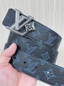 4.0宽 2025新款以天然小牛皮搭配路易威登特色设计元素的Lv pyramide 腰带，时尚新潮，尽显品牌个性。小牛皮材质，饰有路易威登标志性的Monogra